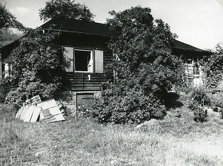 Behelfsheim in der Liegehalle des früheren Solebades in Gelnhausen, 1950er Jahre