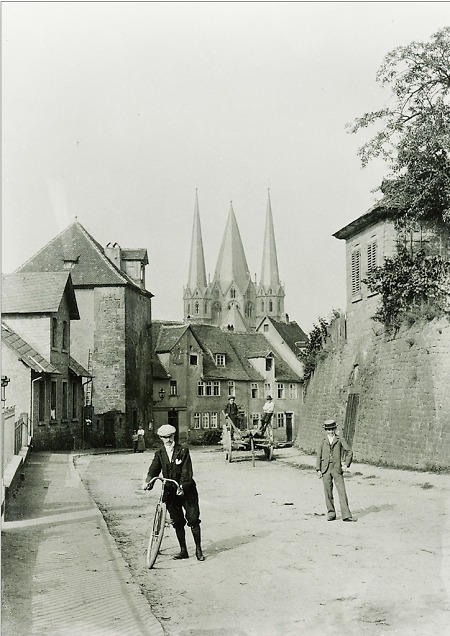 Straßenszene in der Alten Leipziger Straße in Gelnhausen, um 1900