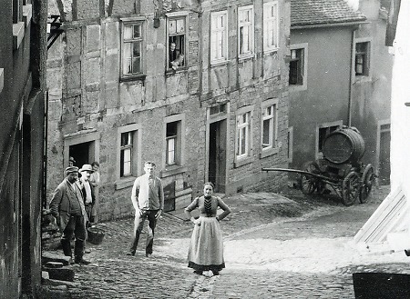 Straßenszene in der Unteren Haitzer Gasse in Gelnhausen, um 1890