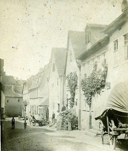 Straßenszene in der Oberen Haitzer Gasse in Gelnhausen, um 1880