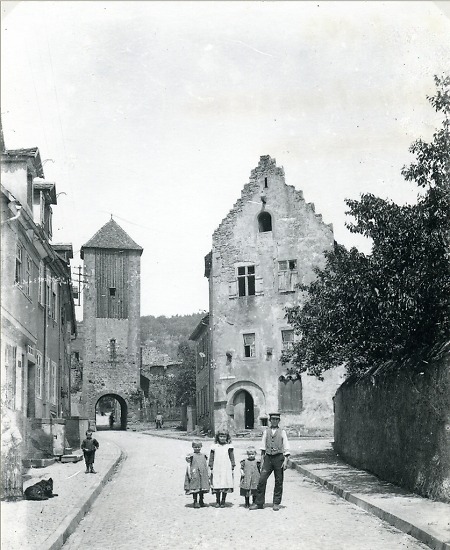 Straßenszene in der Holzgasse in Gelnhausen, um 1910