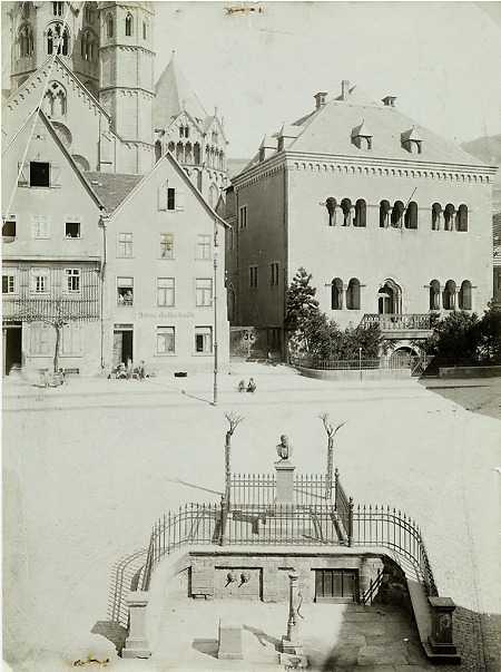 Der Untermarkt in Gelnhausen mit dem Philipp-Reis-Denkmal, 1885