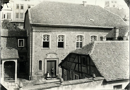Die Synagoge in Gelnhausen mit zugehörigen Gebäuden, um 1890