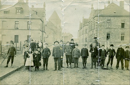 Kinder und Erwachsene in der Seestraße in Gelnhausen, um 1905