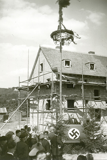 Richtfest eines Hauses in der Siedlung „Im Weiherfeld“ in Gelnhausen, 1938-1940