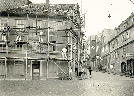 Bauarbeiten an einem Haus in Gelnhausen in der Schmidtgasse – Berliner Straße, 1937-1939