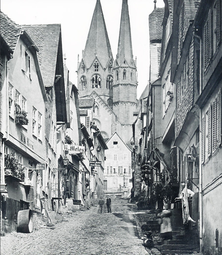 Die Schmidtgasse in Gelnhausen mit Blick zum Untermarkt und der Marienkirche, 1881