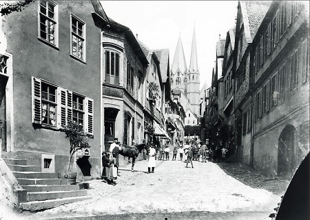 Personengruppe in der Schmidtgasse in Gelnhausen, um 1900