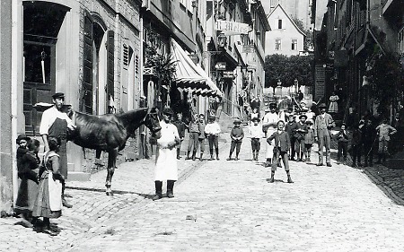 Personengruppe in der Schmidtgasse in Gelnhausen (Ausschnitt), um 1900