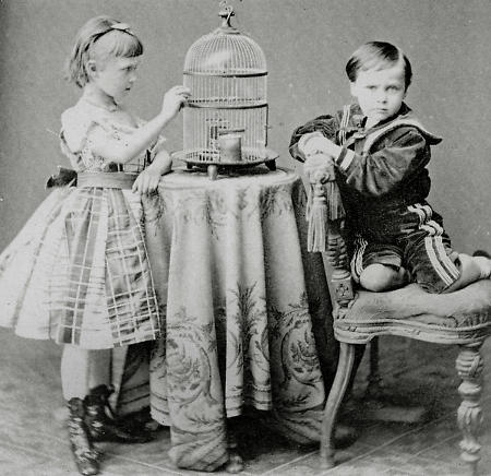 Der spätere Großherzog Ernst Ludwig von Hessen und seine Schwester Victoria, um 1873