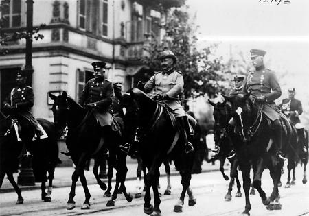 Kaiser Wilhelm II. beim Ritt durch Wiesbaden, um 1905