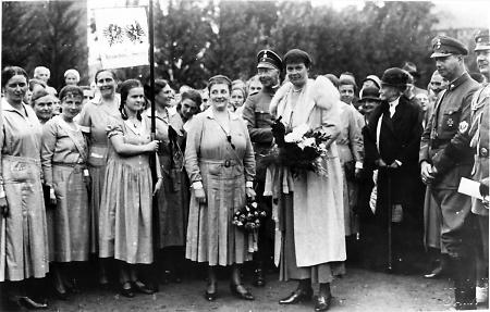 Kronprinz und Frau beim Königin-Luise-Bund, 1923-1930