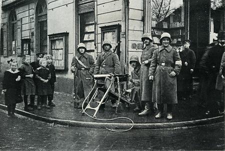 Maschinengewehrposten in Hanau während der Besetzung, 1919 (?)