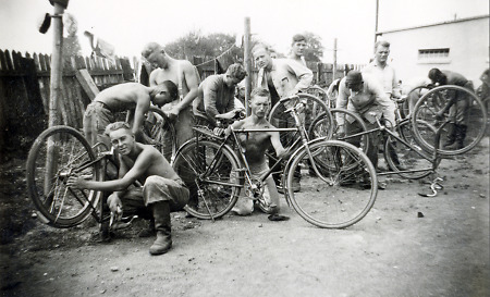 Fahrradreparaturen während des Reichsarbeitsdienstes, 1935