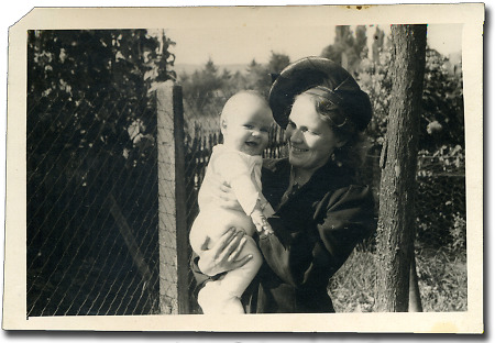 Camberger Mutter mit ihrem Kind im Garten, späte 1940er Jahre/ frühe 1950er Jahre