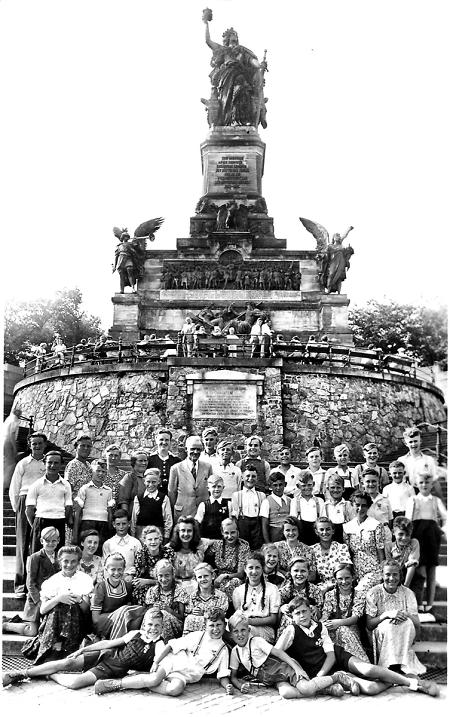 Schülerinnen und Schüler der Volksschule Machtlos mit ihrem Lehrer vor dem Niederwalddenkmal, August 1950
