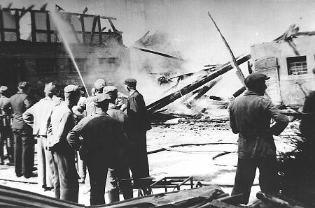 Männer beim Löschen eines Großbrandes in Machtlos, Juli 1951
