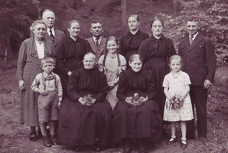 Familie aus Machtlos zu Pfingsten, Mai 1942