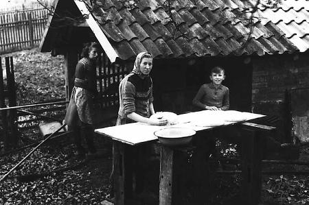 Frauen aus Machtlos mit Helfer beim Brotbacken, um 1950