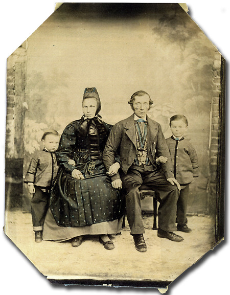 Ehepaar mit zwei Söhnen aus Krofdorf, um 1865