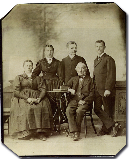 Älteres Ehepaar mit drei erwachsenen Kindern aus Krofdorf, um 1885
