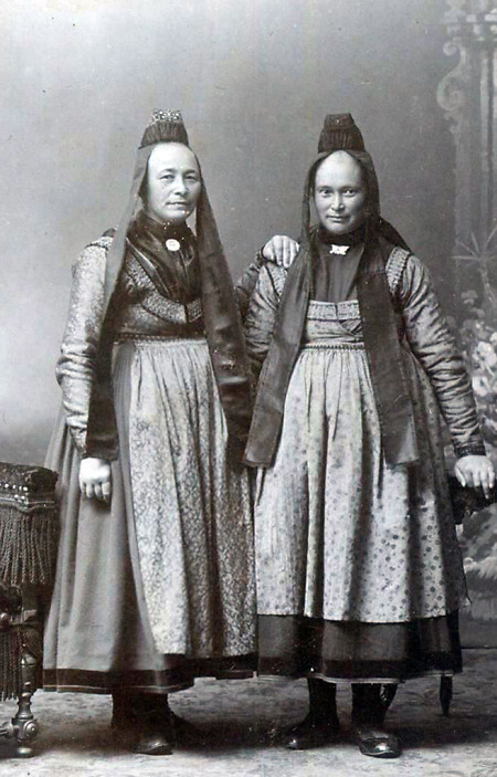 Zwei Frauen in Marburger Tracht aus Dreihausen, um 1910