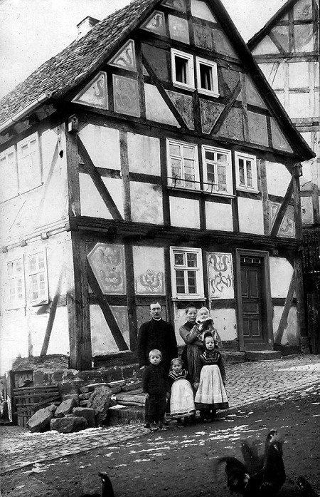 Familie vor ihrem Haus in Dreihausen, 1910er Jahre
