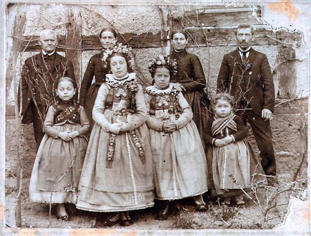 Vermutlich Erstkommunikandinnen aus Erfurtshausen mit ihrer Familie, um 1910?