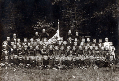 Schülerinnen und Schüler aus Oberhörlen mit ihren Lehrern, 1913