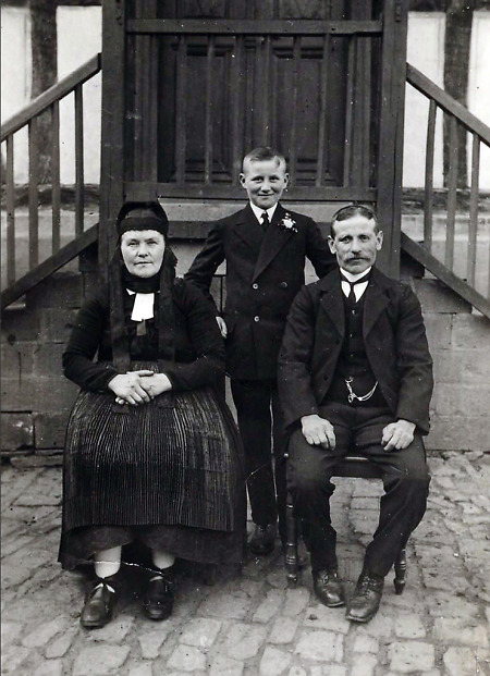 Familie aus Buchenau vor ihrem Haus, um 1920