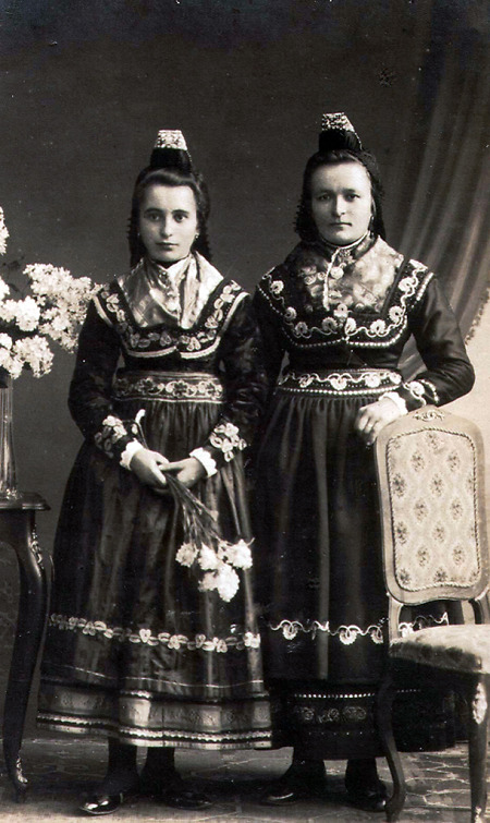 Zwei Schwestern aus Dreihausen in Marburger Tracht, um 1920