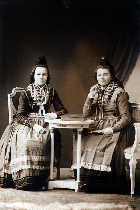 Zwei junge Frauen aus Ebsdorf in Marburger Tracht, um 1920
