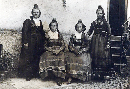 Junge Frauen aus Reimershausen in Tracht, 1920