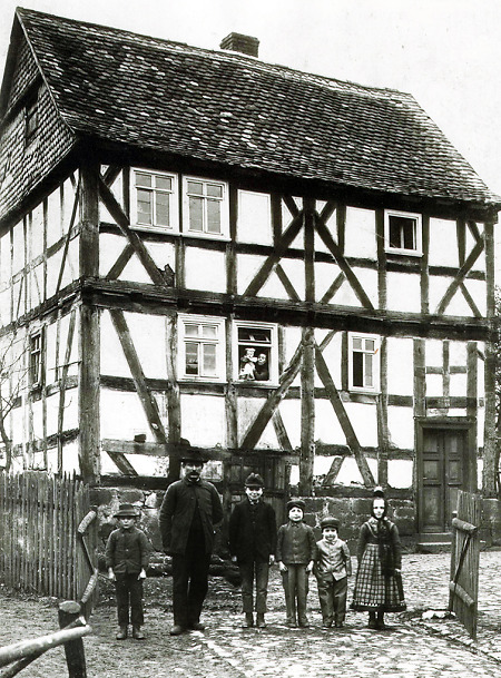 Familie vor ihrem Haus in Hachborn, 1920er Jahre