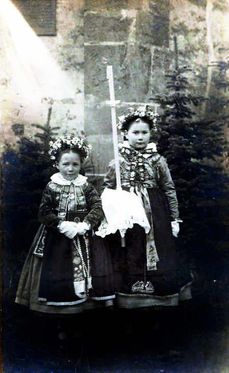 Kommunionkind mit Kerzenträgerin in Niederklein, 1920er Jahre