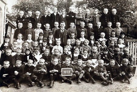 Schulklasse in Herzhausen mit ihrem Lehrer, 1921