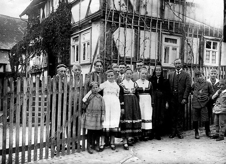 Familie aus Dreihausen mit Nachbarn vor dem Haus, um 1925