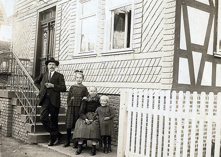 Familie aus Wolzhausen vor ihrem Haus, um 1925