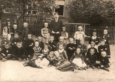 Schulklasse in Betziesdorf mit ihrem Lehrer, um 1928/30
