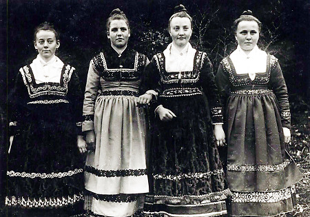 Vier junge Frauen aus Buchenau in Tracht, um 1930