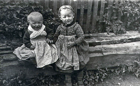 Zwei Mädchen aus Schröck in Marburger Tracht, um 1930?