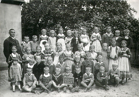 Schüler aus Beltershausen mit ihrem Lehrer, 1931
