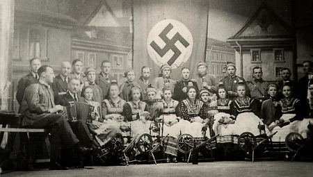 Trachtengruppe in Ebsdorf unter dem Hakenkreuz, 1933