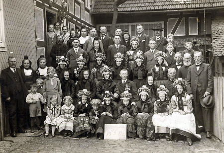 Hochzeitsgesellschaft in Niederasphe, 1933