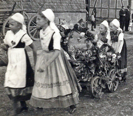 Frauen und Mädchen aus Erksdorf bei einem Umzug, 1933-1938