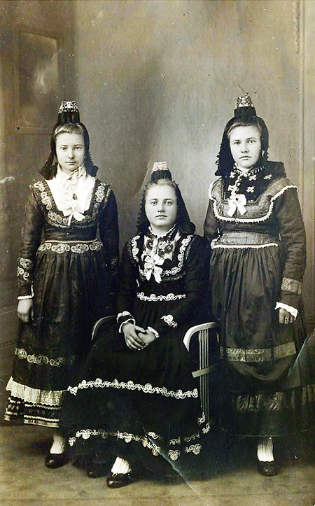 Drei junge Frauen aus Bürgeln in Marburger Tracht, um 1935
