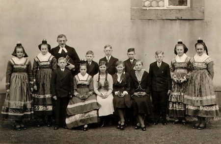 Pfarrer in Betziesdorf mit Konfirmanden, um 1935
