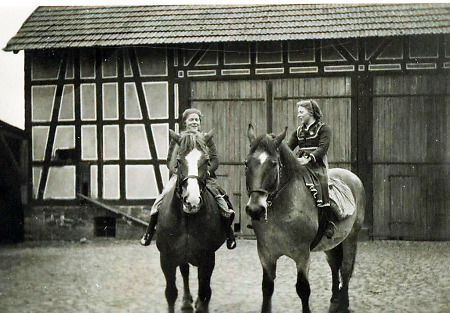 Zwei junge Frauen aus Niederklein vor einem Ausritt, 1940er Jahre