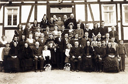 Hochzeitsgesellschaft in Nesselbrunn, späte 1940er Jahre