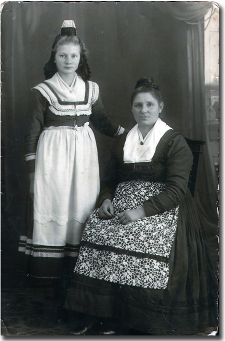 Mutter und Tochter aus Mölln in Marburger Tracht, um 1950